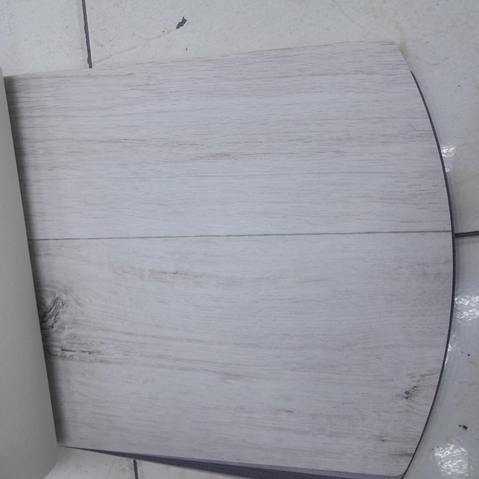 أرضيات فينيل خشبية المظهر بجودة عالية من مفروشات وأرضيات السريع بالرياض