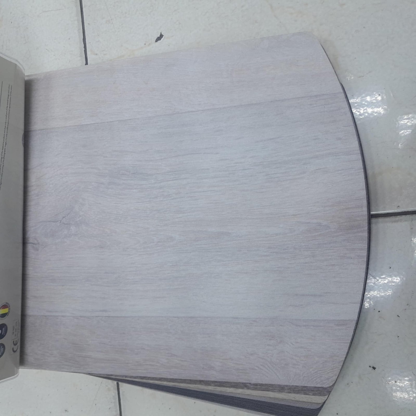 أرضيات فينيل خشبية المظهر بجودة عالية من مفروشات وأرضيات السريع بالرياض