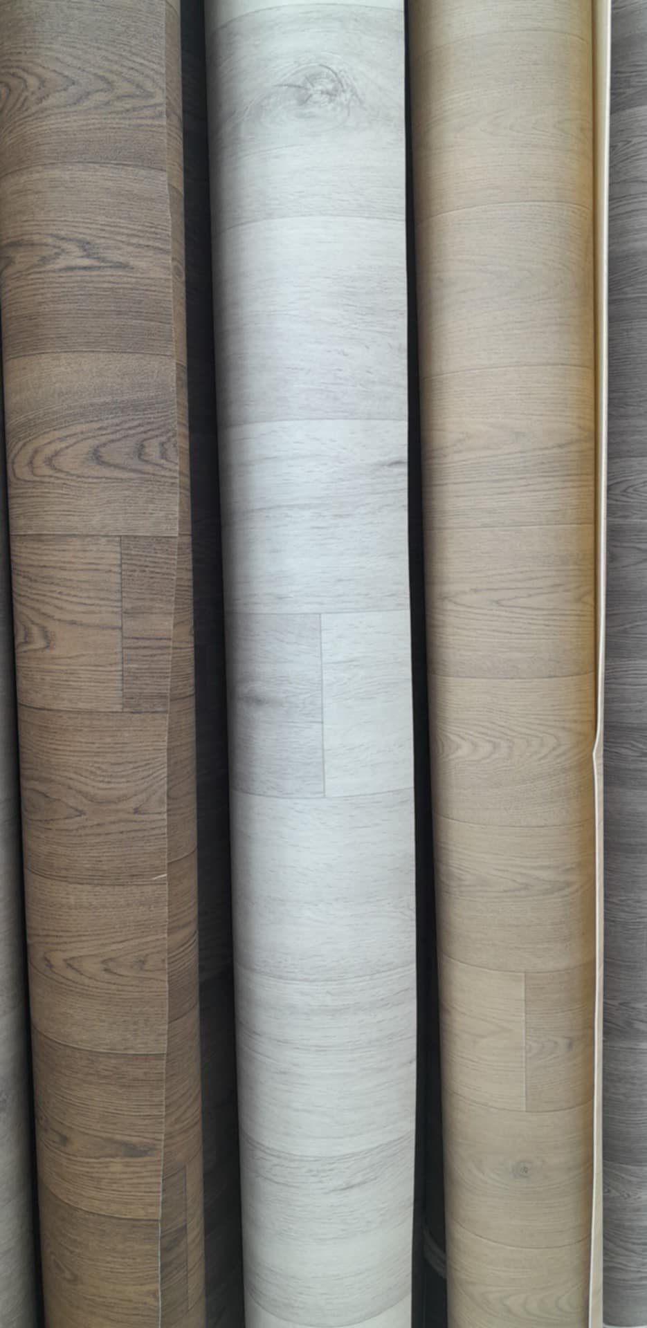 أرضيات فينيل خشبية المظهر بجودة عالية من مفروشات وأرضيات السريع بالرياض