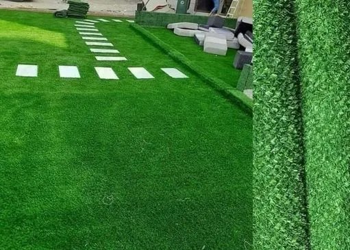 عشب صناعي أخضر فاخر من مفروشات وأرضيات السريع بالرياض